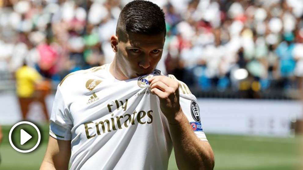 Jovic fue presentado… sin número en la camiseta. (EFE)