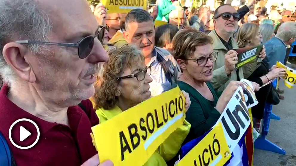 Manifestantes en la celebración del final del juicio del 1 de octubre en Barcelona.