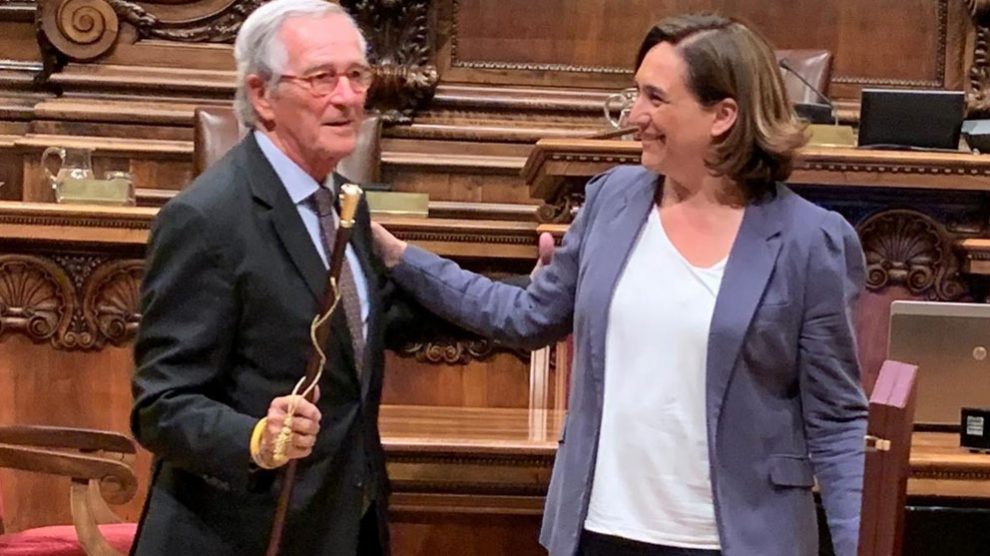 El corrupto ex alcalde de Barcelona, Xavier Trias, junto a la alcaldesa en funciones, Ada Colau, en el momento de entregarle la vara de mando de honor. Foto: EP