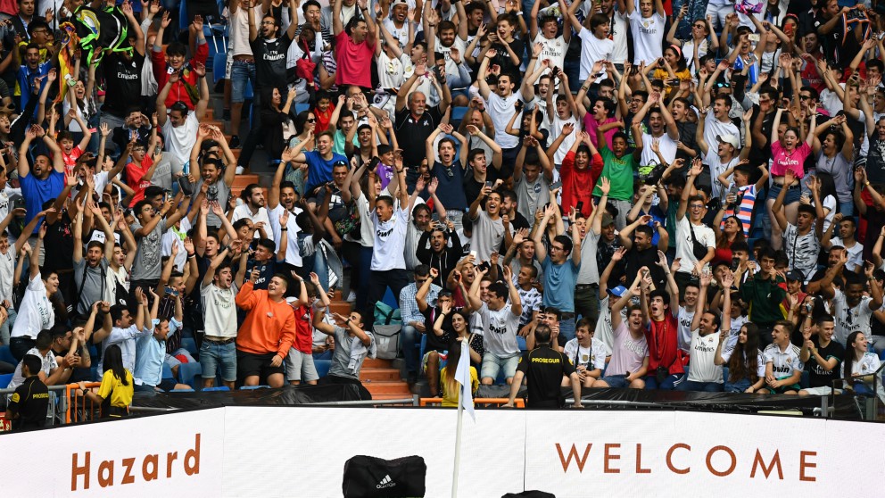 Unas 50.000 personas acudieron al Santiago Bernabéu a ver la presentación de Eden Hazard. (AFP)