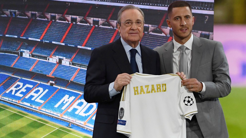 Florentino Pérez y Eden Hazard en su presentación como futbolista del Real Madrid. (AFP)