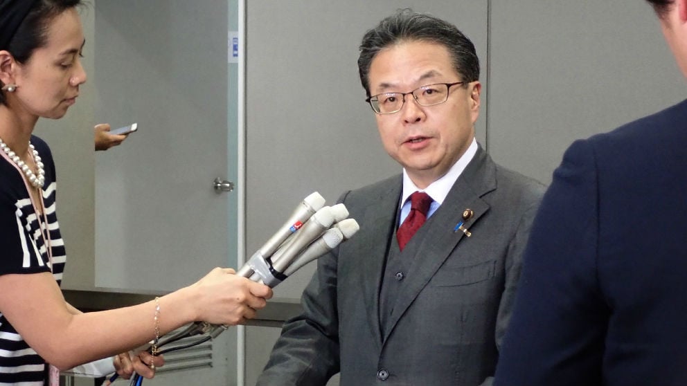 Hiroshige Seko, ministro de Economía japonés, explica a la prensa los incidentes de los petroleros.