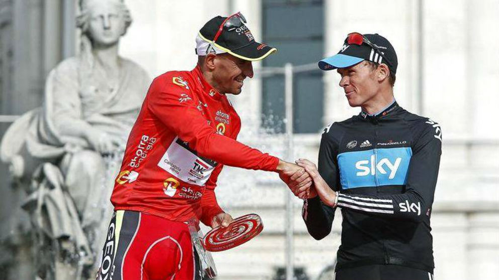 Juanjo Cobo saluda a Froome tras ganar la Vuelta a España en 2011.