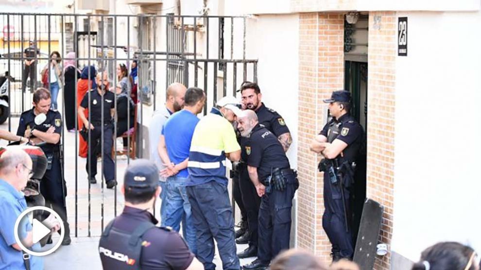 Policía Nacional en la casa del Guardia Civil que se ha quitado la vida tras disparar a su mujer @Ep