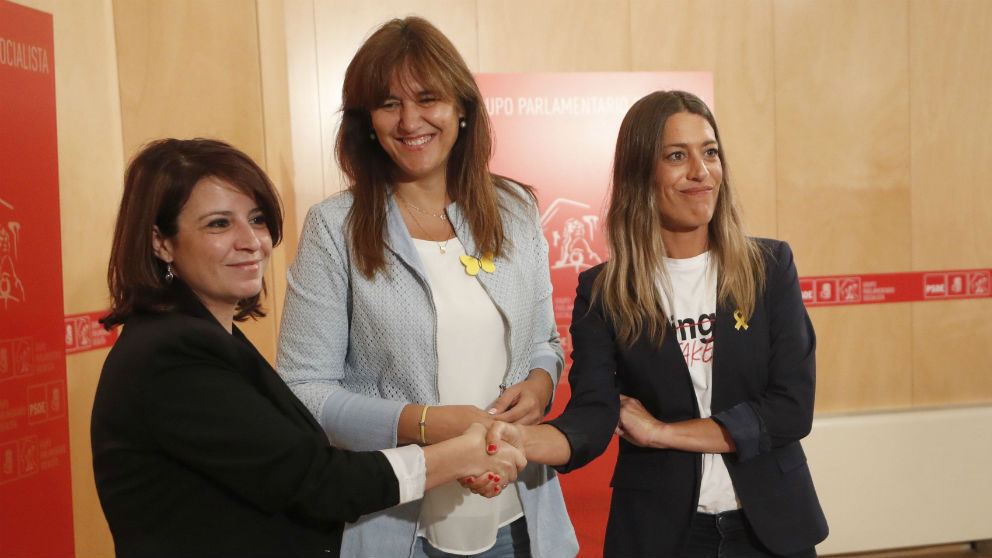 La portavoz socialista en el Congreso, Adriana Lastra (i), con la de JuntsxCat, Laura Borràs (c), y la vicepresidenta del PDeCAT, Miriam Nogueras (d). (Foto: EFE)