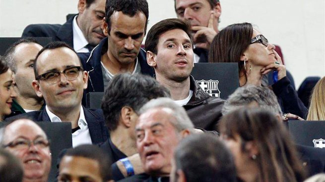 Risto acude a los palcos del Barça y del Madrid al que su programa señala como «centro de poder» y «corruptelas»