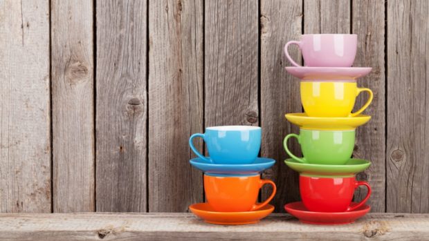 Cómo eliminar las manchas de café o té del interior de las tazas