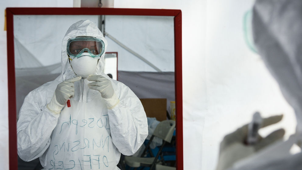 Un médico del equipo de tratamiento contra el ébola. Foto: AFP