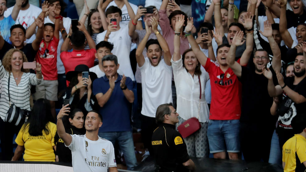 Hazard se hace un selfie en su presentación en el Bernabéu. (Getty)