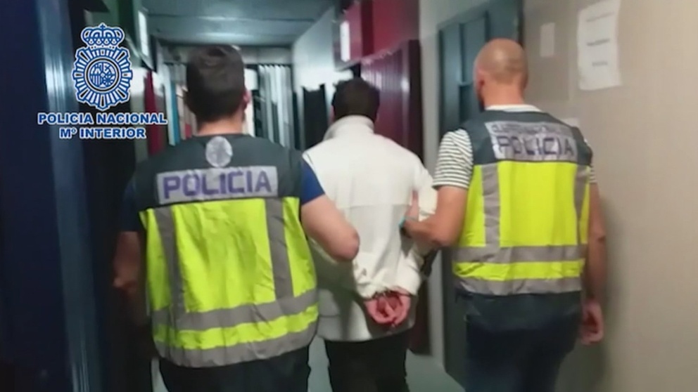 El asesino de Aranjuez siendo escoltado por la Policía a su llegada a los juzgados de Aranjuez.