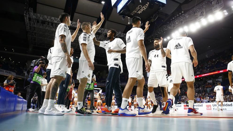 Los jugadores del Real Madrid se saludan antes de un partido. (ACB)