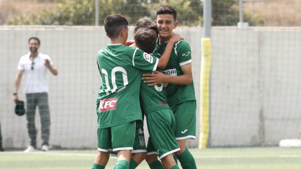 Los jugadores del Leganés celebran un gol de José Antonio Reyes, hijo, en la Liga Promises. (La Liga)