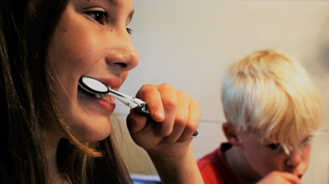 Cómo enseñar a los niños a lavarse los dientes paso a paso