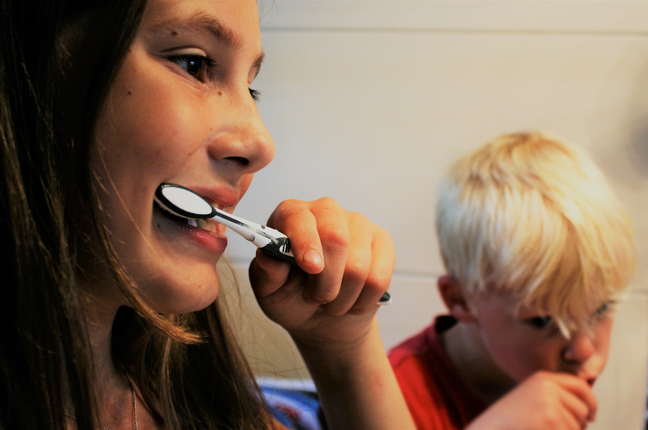 Cómo enseñar a los niños a lavarse los dientes paso a paso