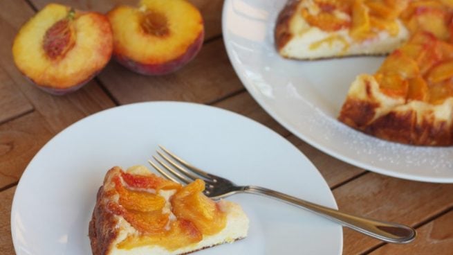 Tarta de melocotón, almendra y dulce de leche