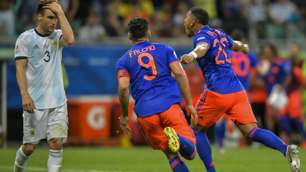 Roger Martínez y Falcao celebran el gol. (AFP)