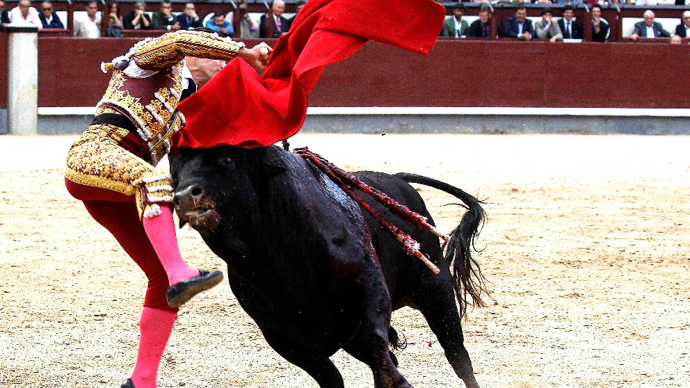 Pablo Aguado en el momento de entrar a matar a su primer toro y ser corneado (Foto: EFE).