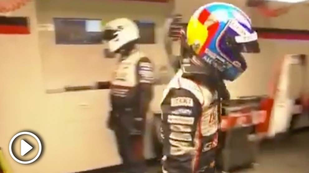 Fernando Alonso abandona el box de Toyota enfadado.