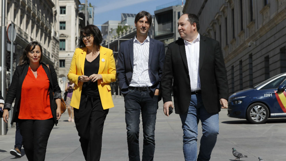 Diana Riba (2i) y Jordi Solé (2d), de ERC; Pernando Barrena, de Bildu y Ana Miranda, de BNG, a su llegada al Congreso. (Foto: EFE)
