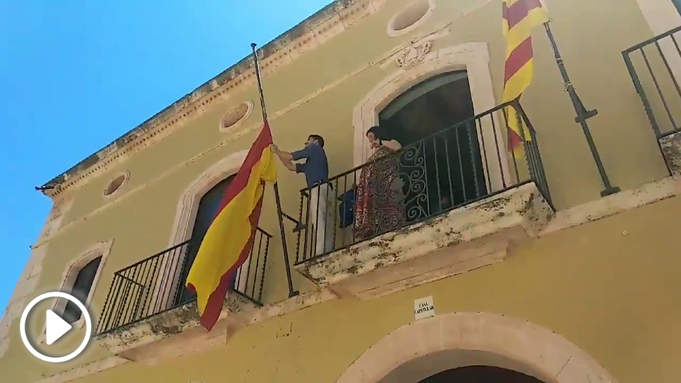 El alcalde de ERC en Altafulla, Jordi Molinera, retira la bandera de España de la fachada del Consistorio entre gritos de «¡a la basura!»