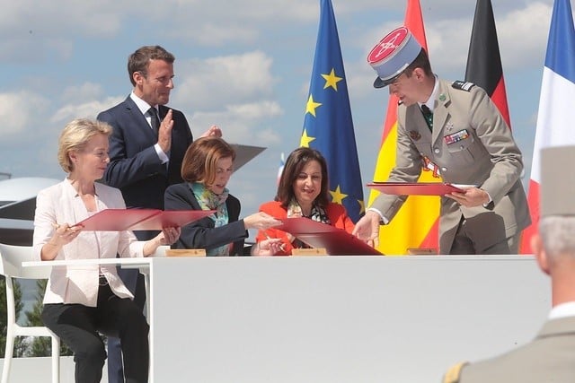 Margarita Robles firma la entrada de España en el proyecto del caza europeo (Foto: EP)