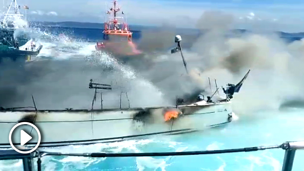 Velero incendiado en Malpica.