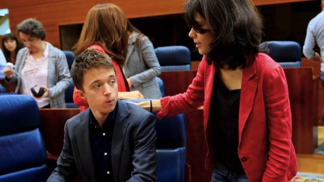 Isa Serra (Podemos) saludando a Íñigo Errejón (Más Madrid). (Foto. EFE)