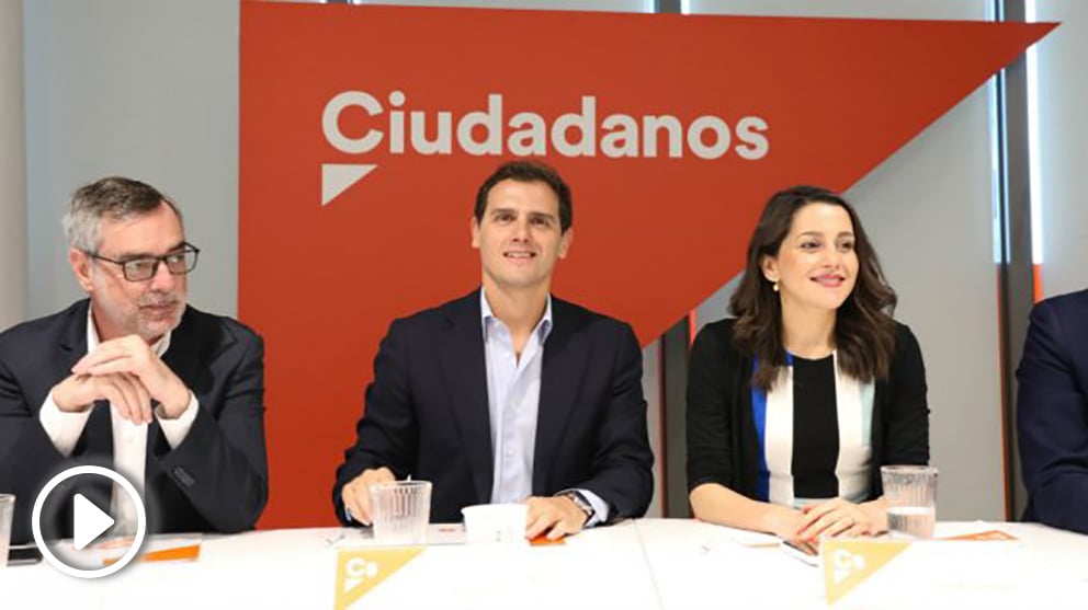 Rivera (d), junto a Arrimadas y Villegas en la Ejecutiva de Ciudadanos. (Foto: EP)
