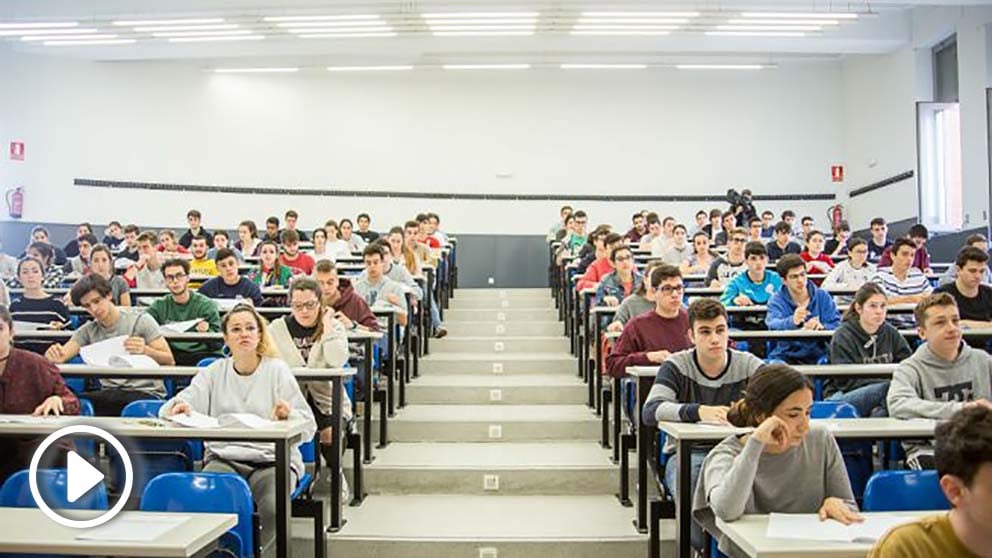 Estudiantes haciendo sus exámenes de Selectividad, o EBAU. (EP)