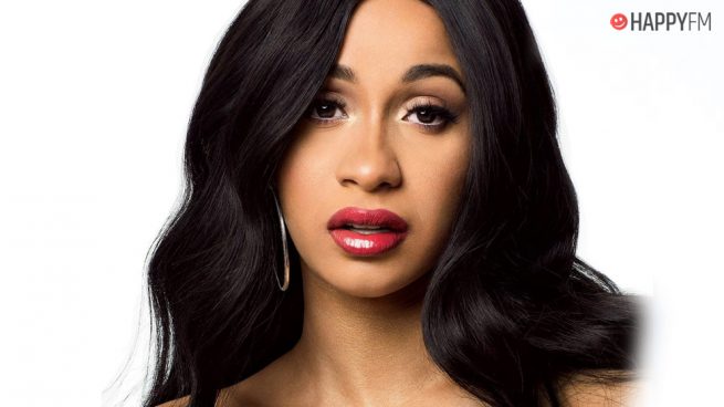 Cardi B sorprende apareciendo en bata en el escenario por un motivo especial