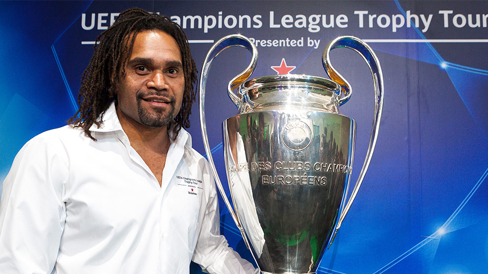 Christian Karembeu posa con la Champions.