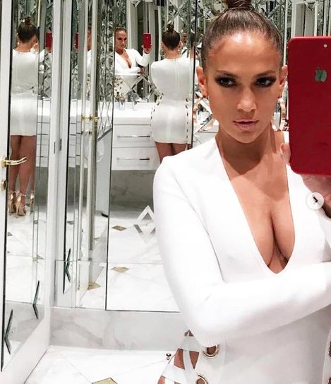 Jennifer Lopez y el selfie con un espectacular modelo sin ropa interior que está dando que hablar
