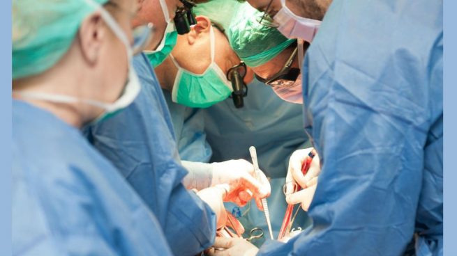 Cirujanos en plena operación