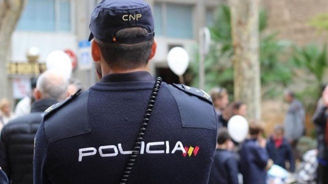 Un agente de la Policía Nacional