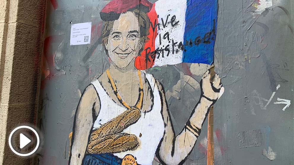 Ada Colau pintada como una guerrillera francesa en la fachada delAyuntamiento de Barcelona