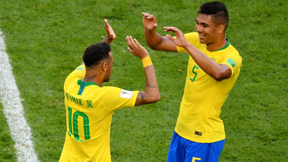 Neymar y Casemiro se saludan durante un partido con Brasil. (Getty)