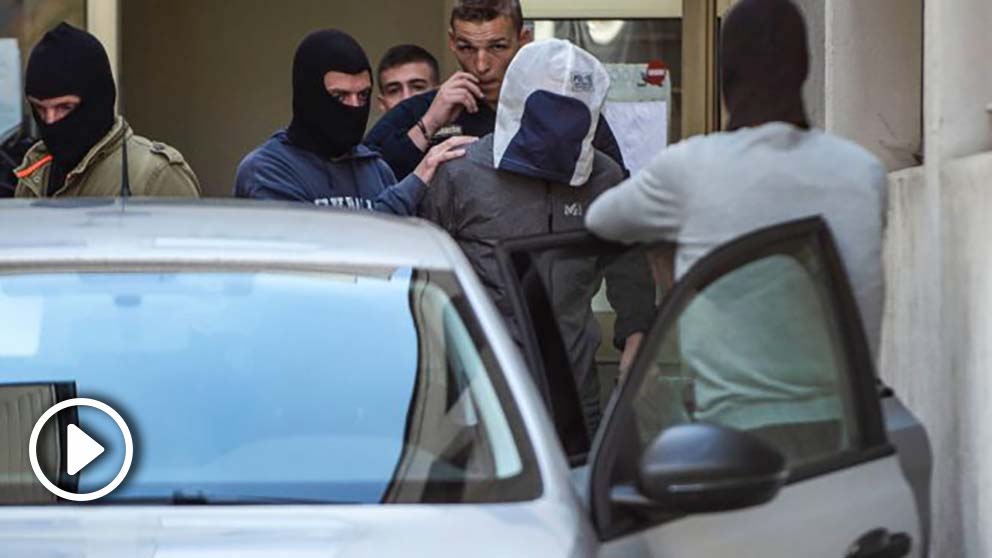 TOPSHOT – Josu Ternera (C), one of the most influential leaders of former Basque separatist group ETA is escorted by police as he leaves the law court of Bonneville on May 16, 2019 following his arrest after more than 16 years on the run. – Jose Antonio Urrutikoetxea Bengoetxea, who used the alias Josu Ternera and was once ETA’s supreme chief, was detained «in the early hours of the morning today in Sallanches in the French Alps,» the ministry said. After becoming one of the group’s leaders in the late 1970s, Ternera then took the top spot. Thought to be the instigator of ETA’s bloody strategy of combining car bomb and shooting attacks in the 1980s, he was also one of the proponents of trying to reach a peace deal later on. (Photo by ROMAIN LAFABREGUE / AFP)        (Photo credit should read ROMAIN LAFABREGUE/AFP/Getty Images)