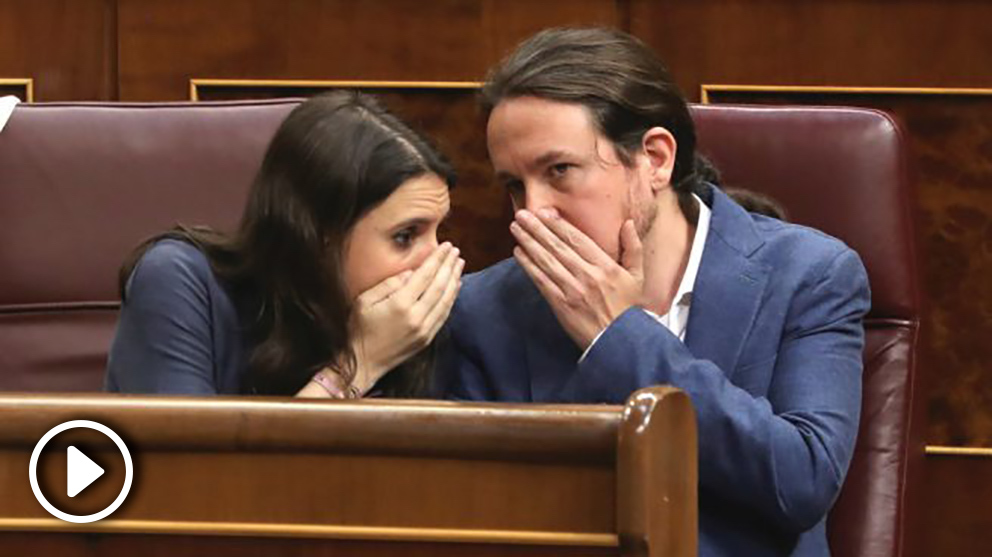 El líder de Unidos Podemos, Pablo Iglesias, y la portavoz Irene Montero, en sus escaños en el Congreso (Foto: Efe)