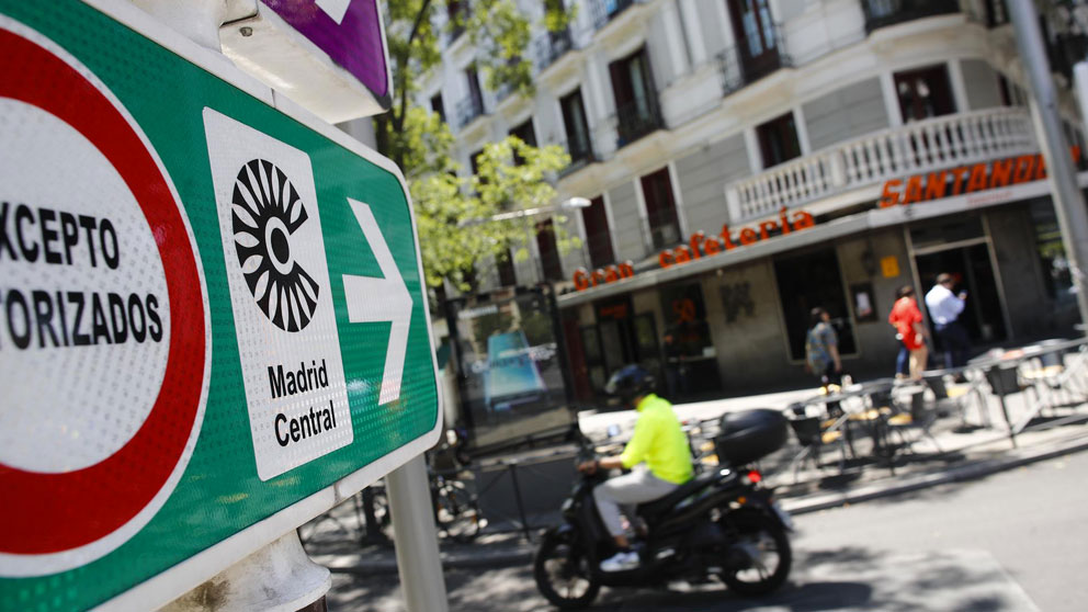 Una señal marca el lugar de comienzo de la zona de circulación restringida Madrid Central. Foto: EP