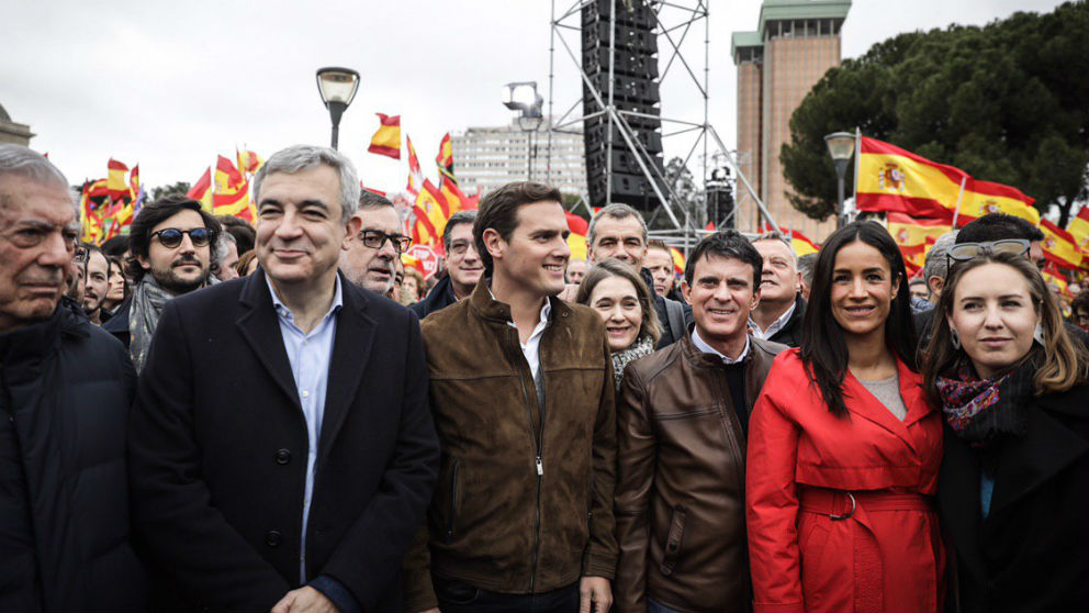 Manuel Valls, junto a Albert Rivera en la manifestación de Colón. (Foto: Ciudadanos)