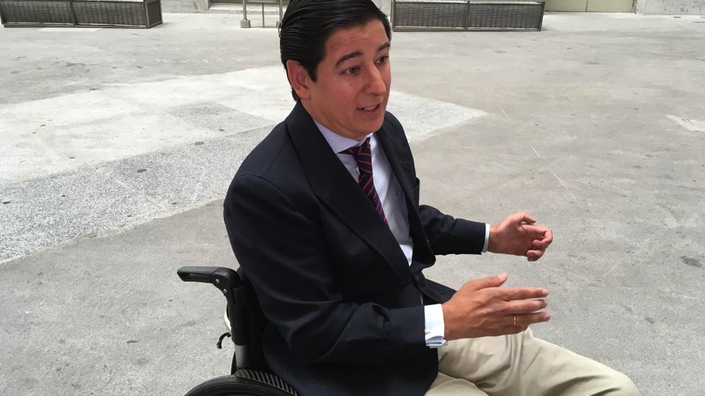 El primer presidente del Pleno de Madrid con discapacidad: «Los ediles de Carmena no me han felicitado»