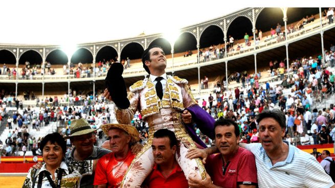 José Garrido sale a hombros este jueves en Granada (Foto: EFE).