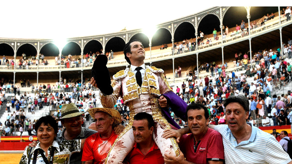 José Garrido sale a hombros este jueves en Granada (Foto: EFE).