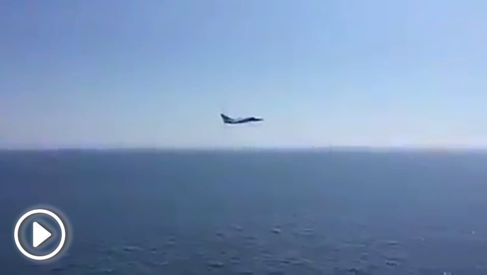 Imagen captada del caza ruso a babor del portaaeronaves ‘Juan Carlos I’.