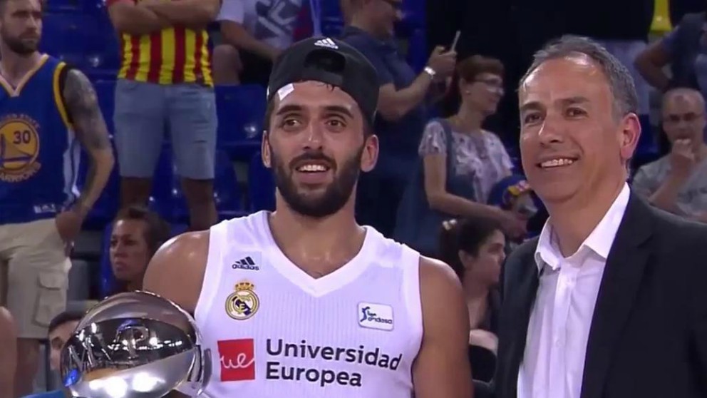 Facundo Campazzo con el premio a MVP de la final de la Liga Endesa.