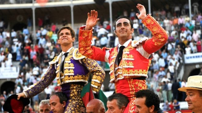 El Juli y El Fandi salen a hombros este viernes en Granada (Foto: EFE).