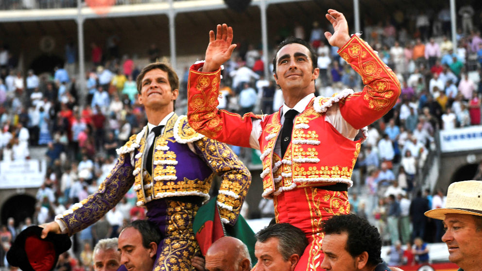 El Juli y El Fandi salen a hombros este viernes en Granada (Foto: EFE).