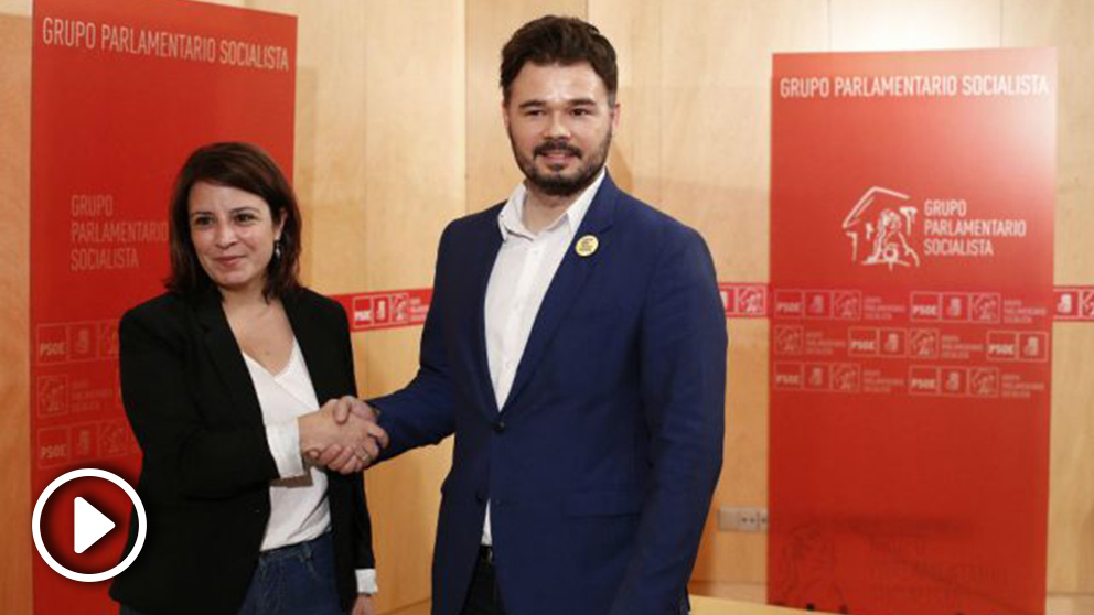 Adriana Lastra y Gabriel Rufián se saludan antes de la reunión para debatir la investidura de Pedro Sánchez.