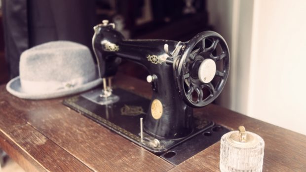 Cómo hacer una mesa con una máquina de coser