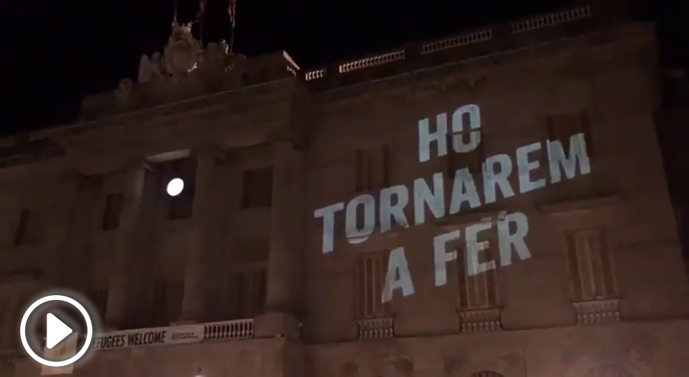 El mensaje proyecto por Òmnium Cultural en la fachada del Ayuntamiento de Barcelona
